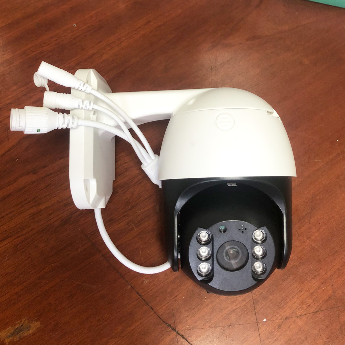 Camera Wifi Dạng PTZ Ngoài Trời Với Độ Phân Giải 2.0MP